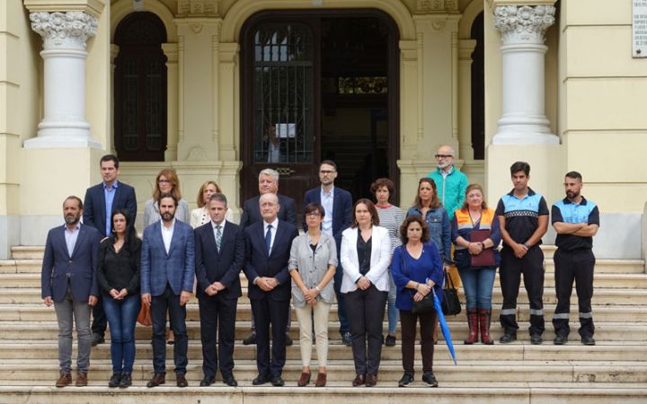 Minuto de silencio en señal de dolor y condolencia por el fallecimiento de la menor en el suceso ocurrido ayer en calle Jalón