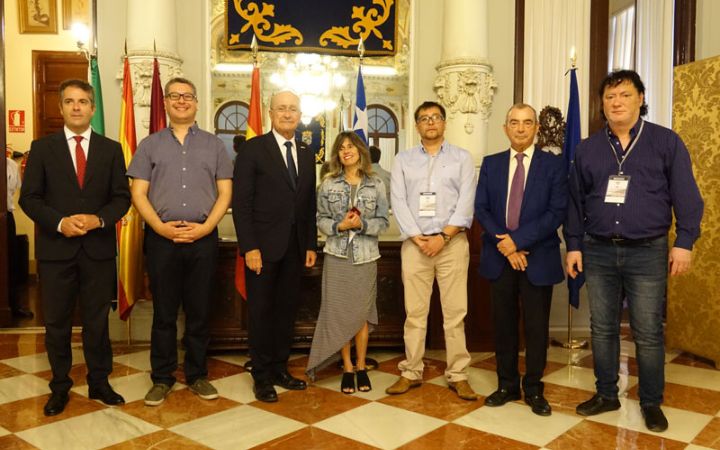 El alcalde de Málaga, Francisco de la Torre, recibe a una delegación chilena
