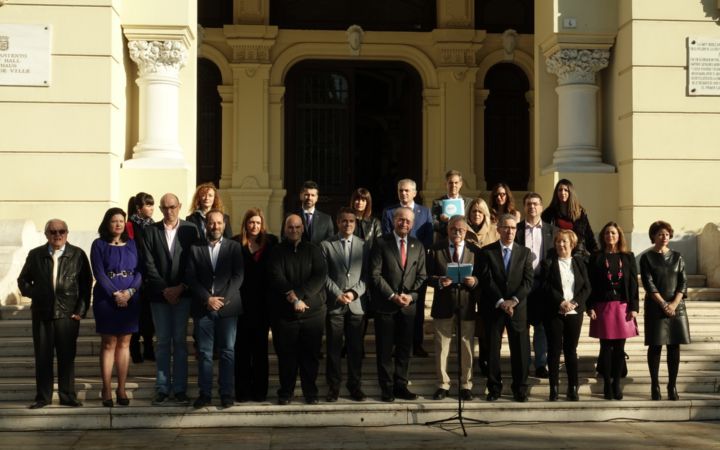 Lectura del manifiesto por el Día Mundial de Concienciación sobre el Autismo que ha tenido lugar en las escalinatas del Ayuntamiento