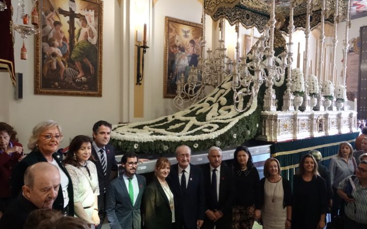 Ofrenda de flores a la Virgen de las Penas en el oratorio de Santa María Reina, coincidiendo con el 75º aniversario