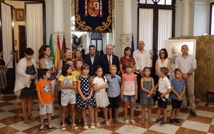 25 niños y niñas bielorrusos afectados por el desastre nuclear de Chernobyl, que han viajado a Málaga de la mano de la asociación ‘La sonrisa de un niño’ para pasar el verano