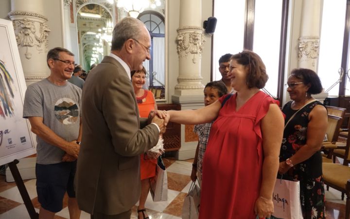 El Alcalde recibe en el Ayuntamiento a los siete miembros de una familia francesa que lleva 48 años visitando la ciudad.