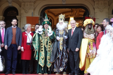 Reyes Málaga en la puerta del Consistorio