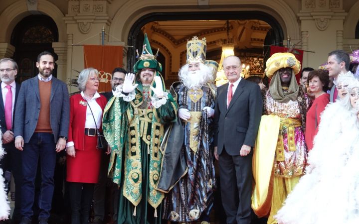 Reyes Málaga en la puerta del Consistorio