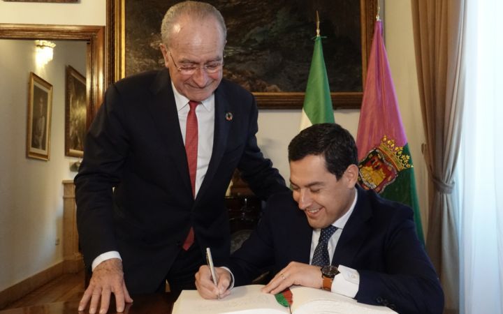 Visita institucional del presidente de la Junta de Andalucía, Juan Manuel Moreno, al Ayuntamiento de Málaga.