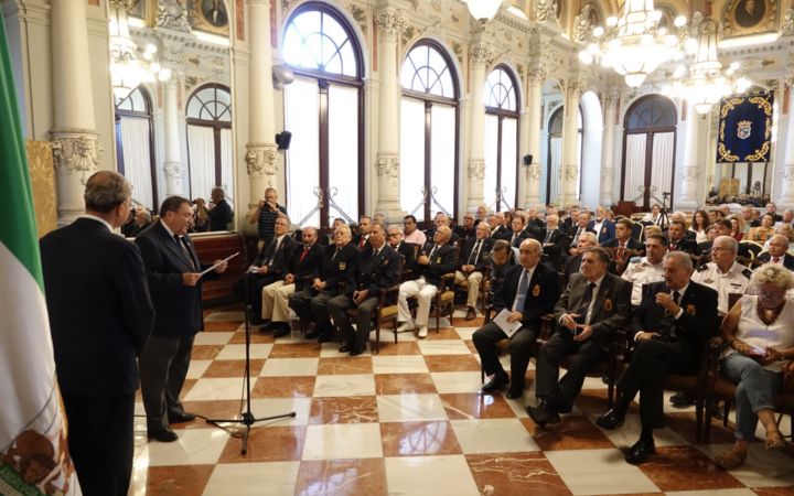 Recepción en el Ayuntamiento a miembros de asociaciones malagueñas de veteranos militares y civiles