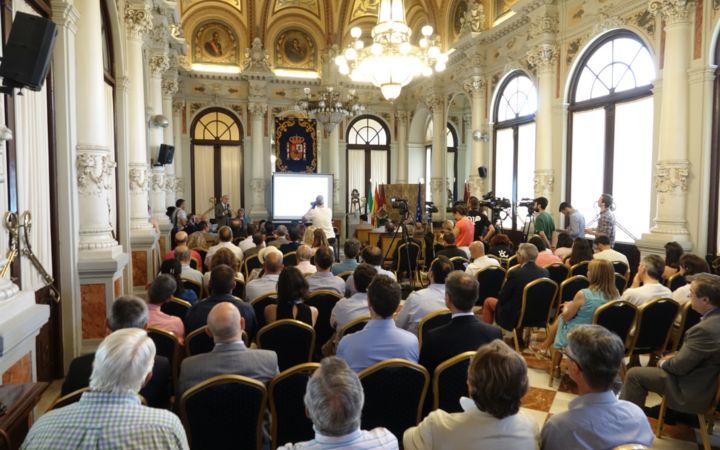 En el Salón de los Espejos, se presenta los primeros estudios realizados para el proyecto de la nueva articulación de la movilidad metropolitana de Málaga