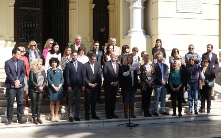 El alcalde de Málaga, Francisco de la Torre, acompañado de miembros de la Corporación Municipal, y representantes de la Asociación de Víctimas del Terrorismo