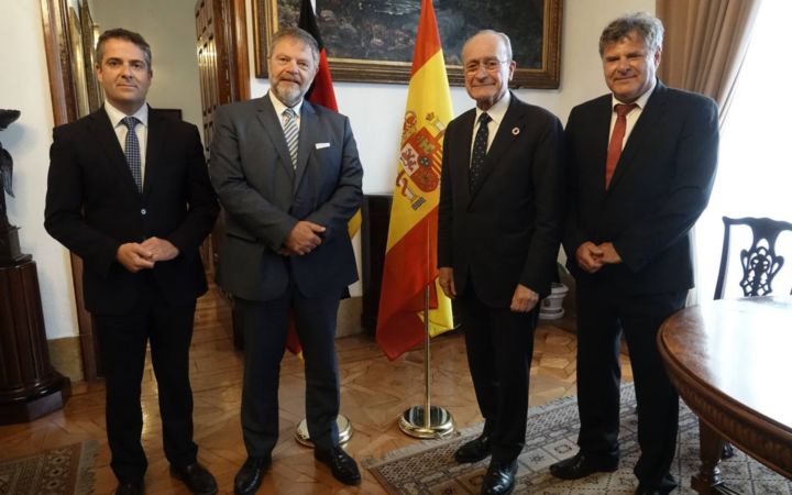 El alcalde de Málaga recibe al embajador de Alemania en España,  Wolfgang Dold