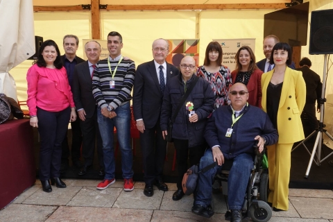 El alcalde de Málaga acompaña a Jesús Vidal y a Roberto Chinchilla, protagonistas de la película Campeones