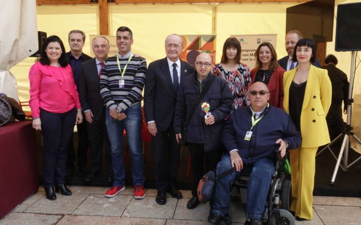 El alcalde de Málaga acompaña a Jesús Vidal y a Roberto Chinchilla, protagonistas de la película Campeones