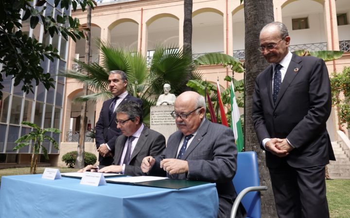 El alcalde de Málaga Francisco de la Torre asiste junto a los consejeros de Presidencia Elías Bendodo y de Salud y Familias Jesús Aguirre; y el presidente de la Diputación Francisco Salado, a la firma de la cesión de terrenos, por parte de la Diputación Provincial a la Junta de Andalucía