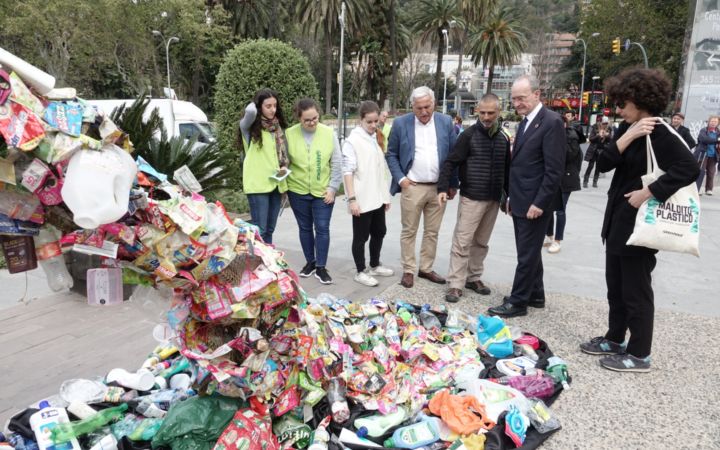El alcalde de Málaga Francisco de la Torre visita en Muelle Uno el ‘tour’ de Greenpeace ‘Maldito plástico’