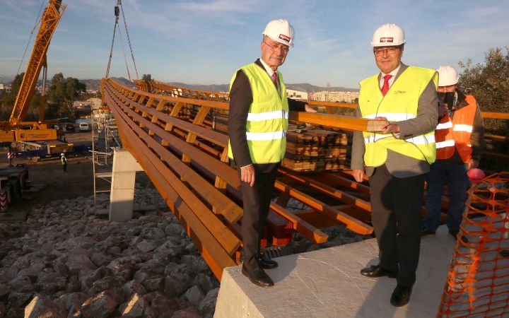 Visitan las obras de instalación y ensamblaje de los primeros tramos de la pasarela de madera sobre el río Guadalhorce.