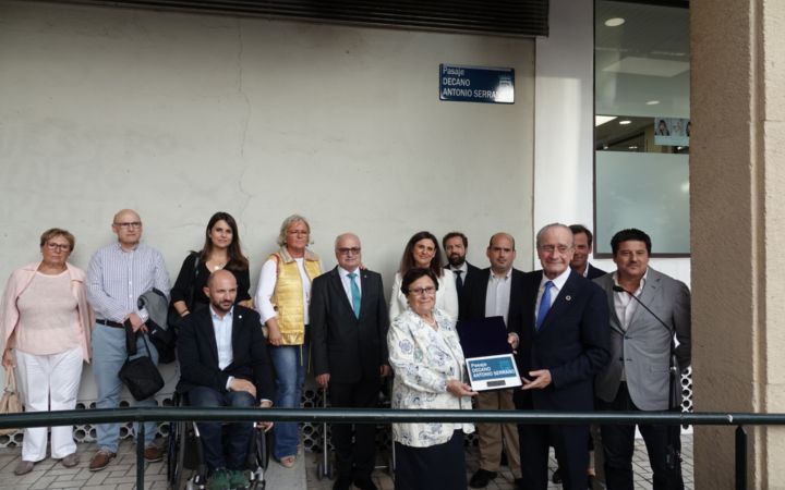 Acto de descubrimiento de la placa que da nombre al pasaje Antonio Serrano.