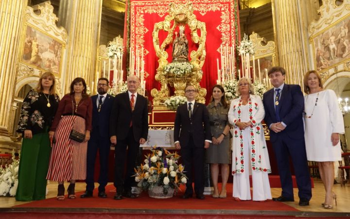 Ofrenda floral y misa