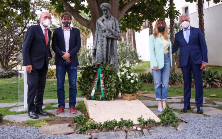 Poemas y ofrenda floral