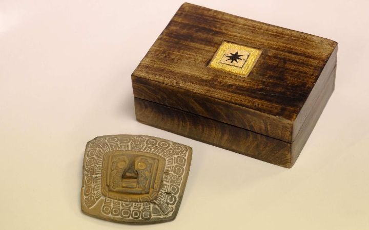 Caja de madera con careta Wiracocha. #Caja de madera con careta Wiracocha. Cónsul General de la república de Paraguay en Málaga.