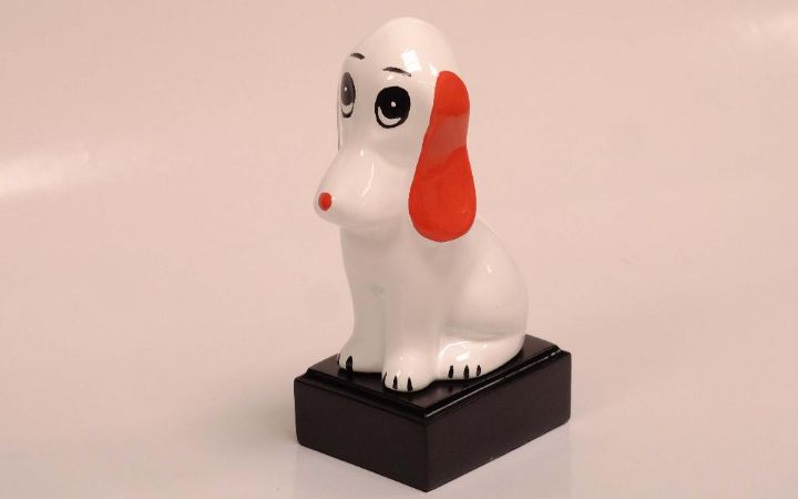 Perro de cerámica con peana. Asociación Maratón Dog.