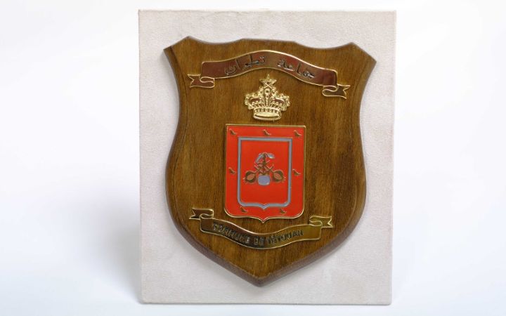Metopa con el escudo del Ayuntamiento de Tetuán.
