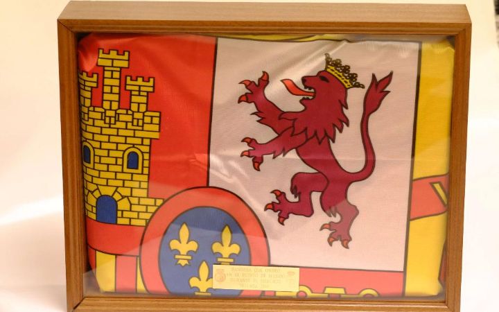 Bandera de España en caja de madera.
