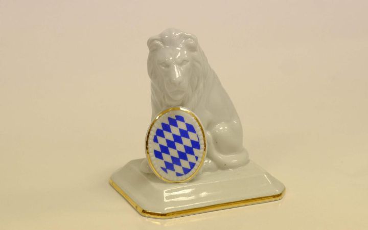 León de porcelana con el escudo de Baviera.