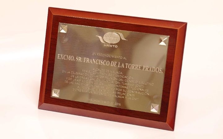 Placa conmemorativa en madera (OMT).