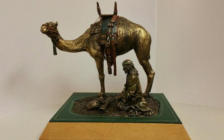 Figura en metal de escena tradicional de figura humana con camello