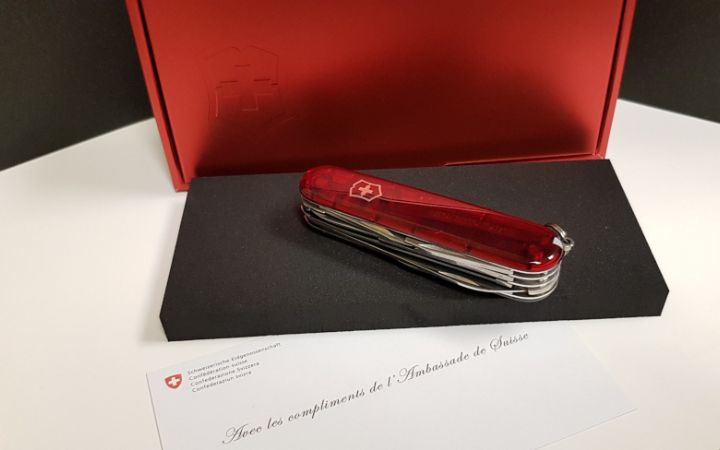 Navaja suiza, recuerdo del embajador de Suiza