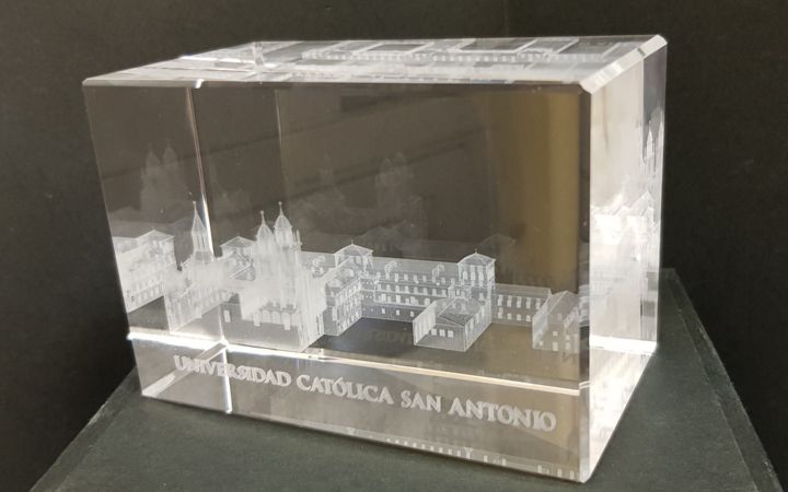 Cubo de metacrilato serigrafiado con imagen UCAM