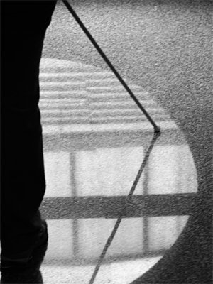 Persona ciega desplazándose con un bastón