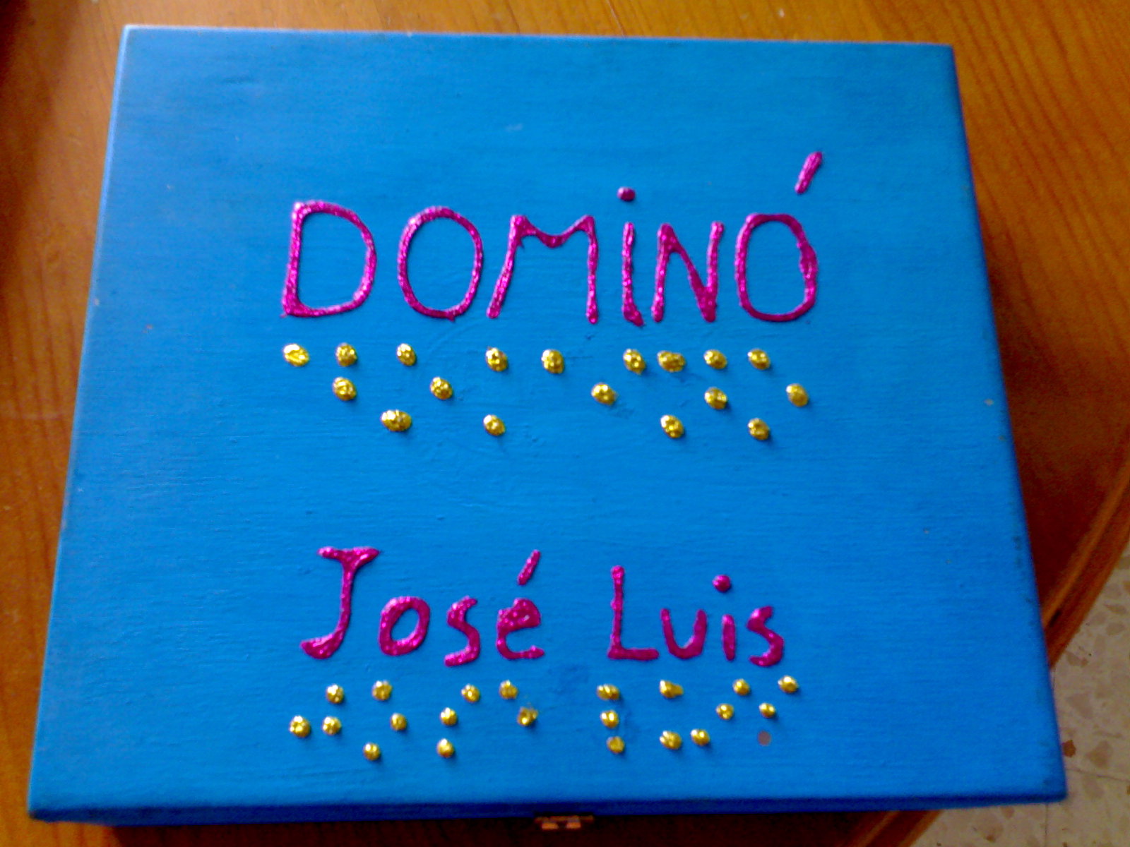 Caja de dominó maracada en braille y alto relieve contrastado