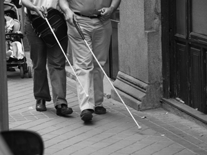 Dos personas ciegas desplazándose usando bastón