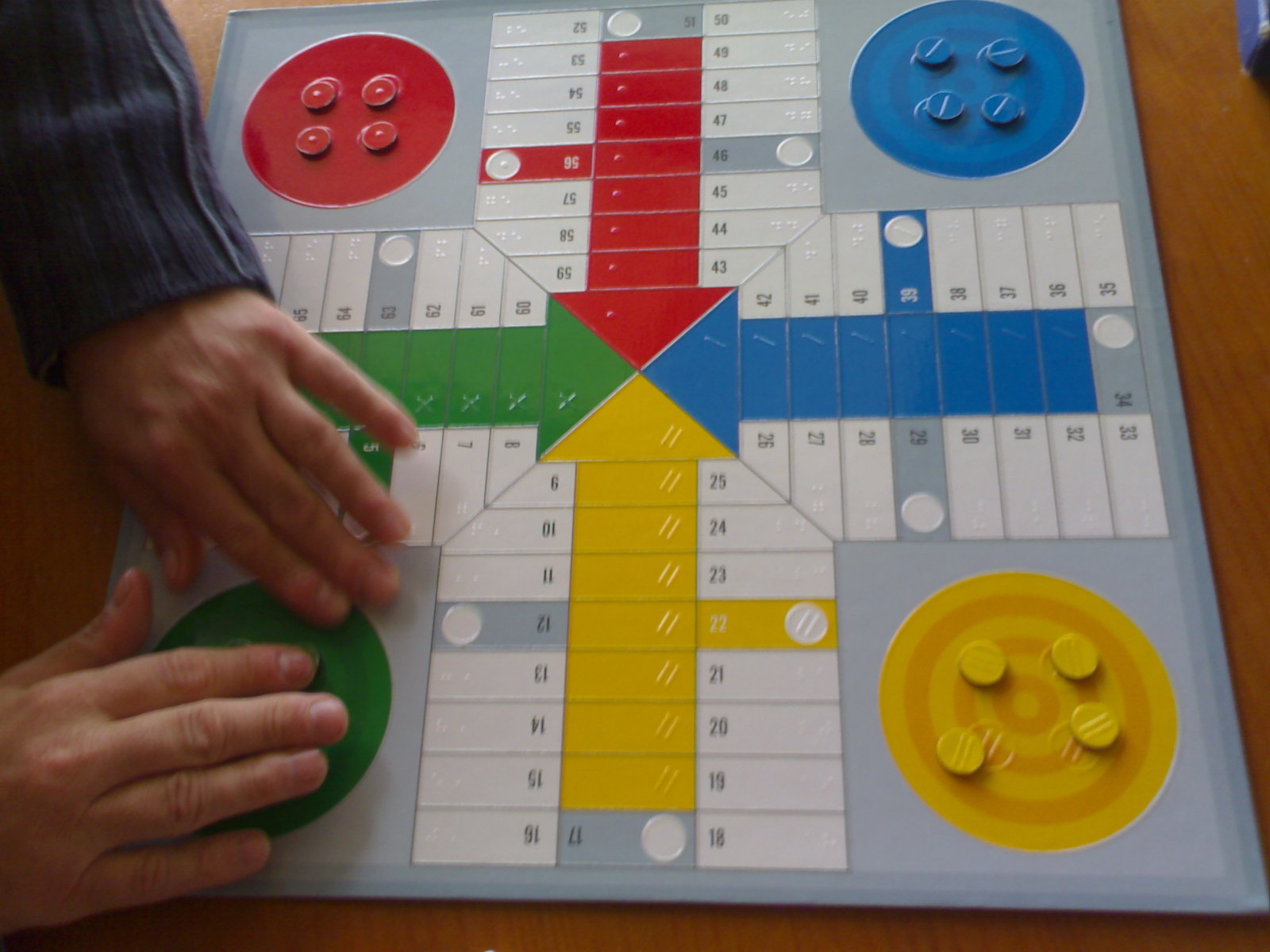 Parchís adaptado para personas ciegas