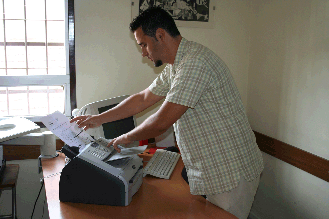 Persona sorda usando un fax