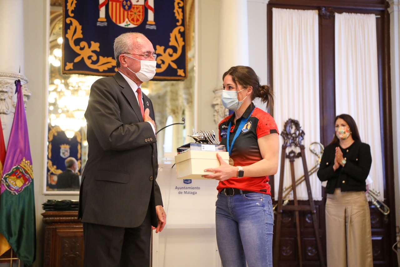 RECEPCIÓN EN EL AYUNTAMIENTO A LAS CAMPEONAS DE ‘EHF EUROPEAN CUP’ DE BALONMANO, EL CLUB ...