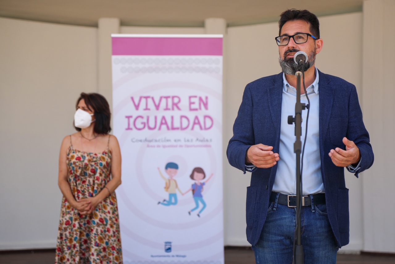 ENTREGA DE DIPLOMAS A LOS CENTROS EDUCATIVOS PARTICIPANTES EL PROGRAMA “VIVIR EN IGUALDAD”