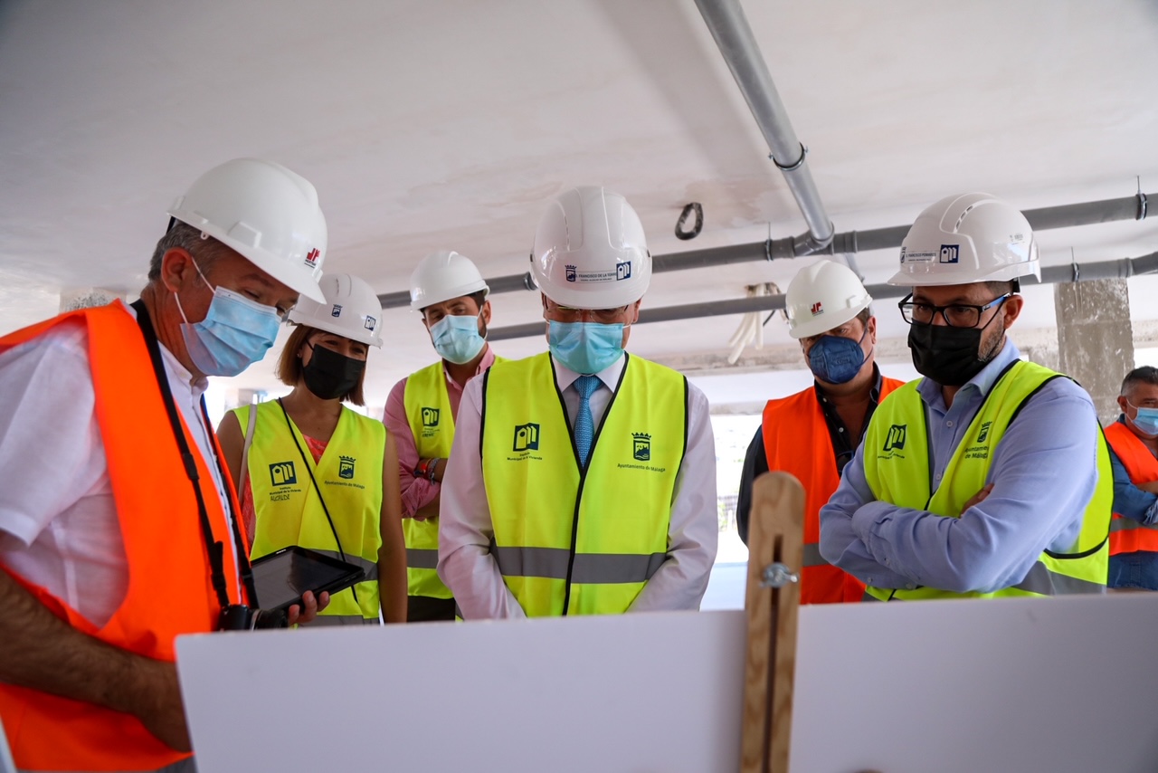 EL ALCALDE VISITA LAS OBRAS DE LA PROMOCIÓN DE 24 VIVIENDAS DE LA CALLE LINGÜISTA LÁZARO CARRETER