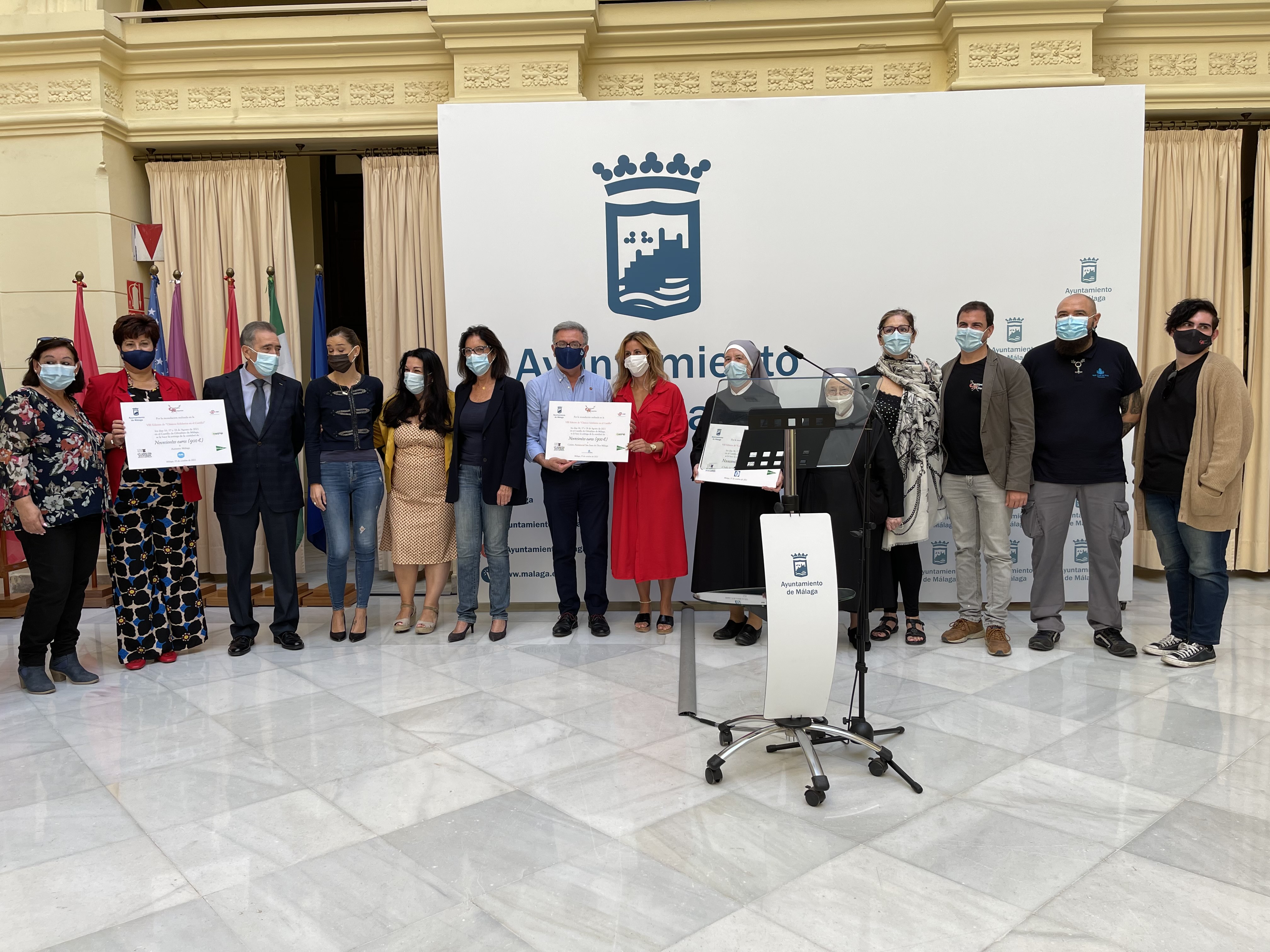 COMEDIANTES MALAGUEÑOS ENTREGA LA RECAUDACIÓN DE CLÁSICOS EN EL CASTILLO A TRES ENTIDADES MALAGUEÑAS