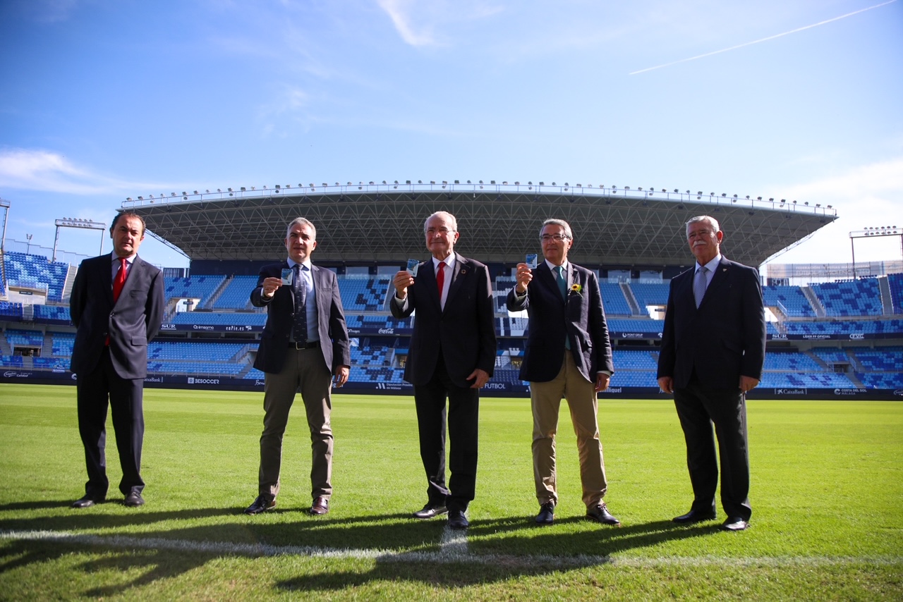 EL ALCALDE RECOGE EL CARNÉ DE SOCIO DEL MÁLAGA CF