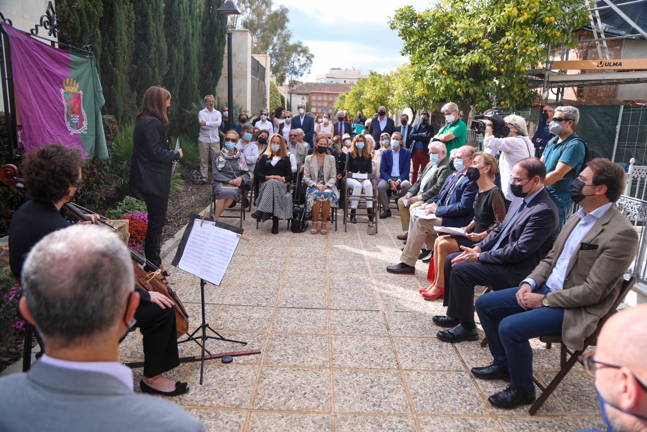 EL AYUNTAMIENTO DE MÁLAGA HOMENAJEA A Mª VICTORIA ATENCIA CON UNA PLACA CON SUS VERSOS EN EL CEMENTERIO DE SAN MIGUEL (Abre en ventana nueva)