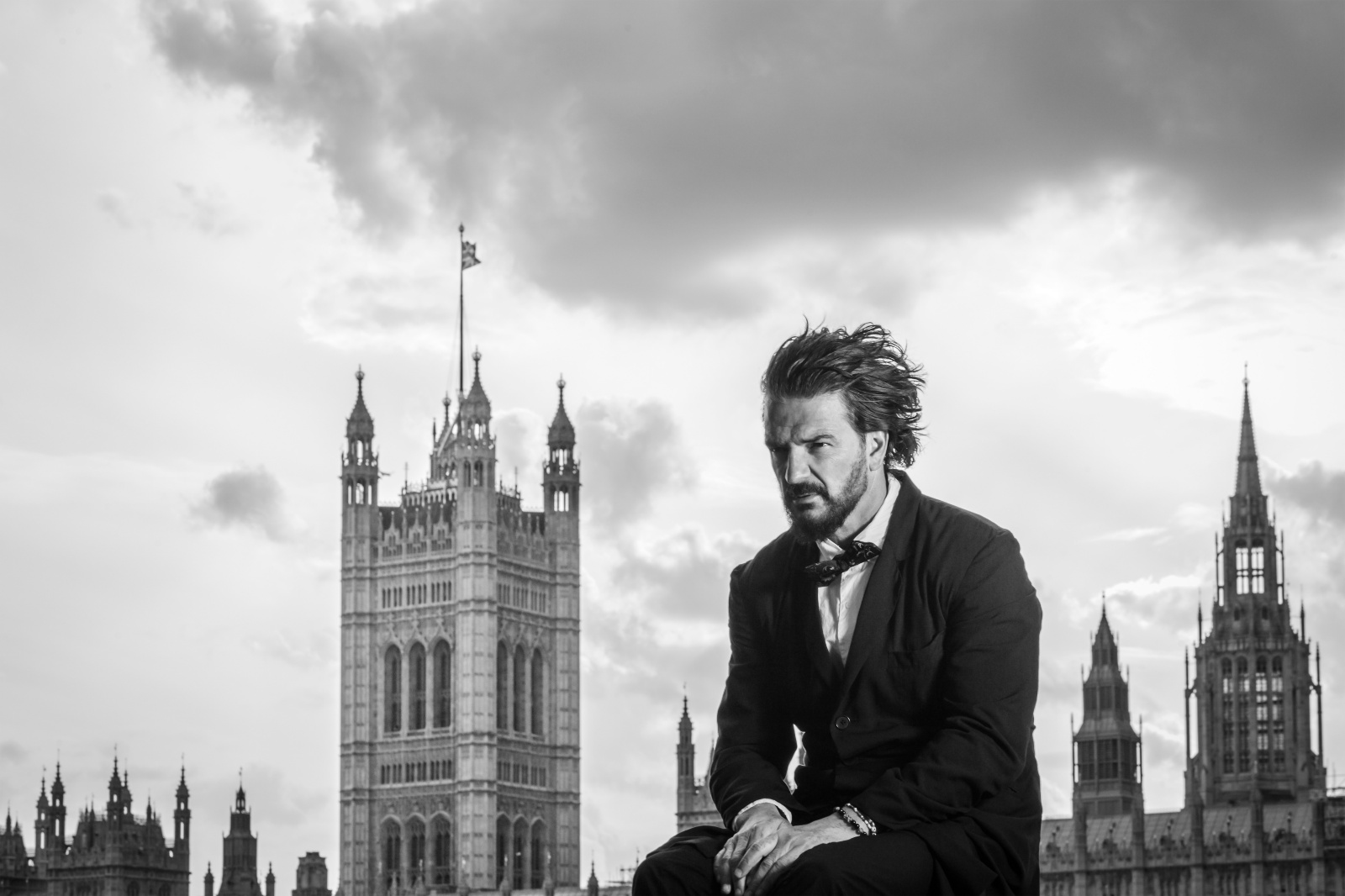 RICARDO ARJONA INCLUYE EL TEATRO CERVANTES DE MÁLAGA EN SU GIRA BLANCO Y NEGRO  (Abre en ventana nueva)