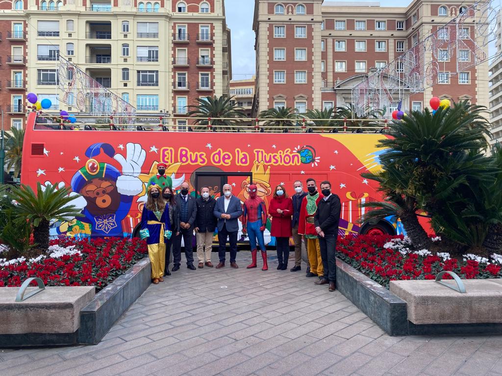 LA EMT PRESENTA EL ‘BUS DE LA ILUSIÓN’ QUE VUELVE A RECORRER MÁLAGA CON SUS TOUR SOLIDARIOS