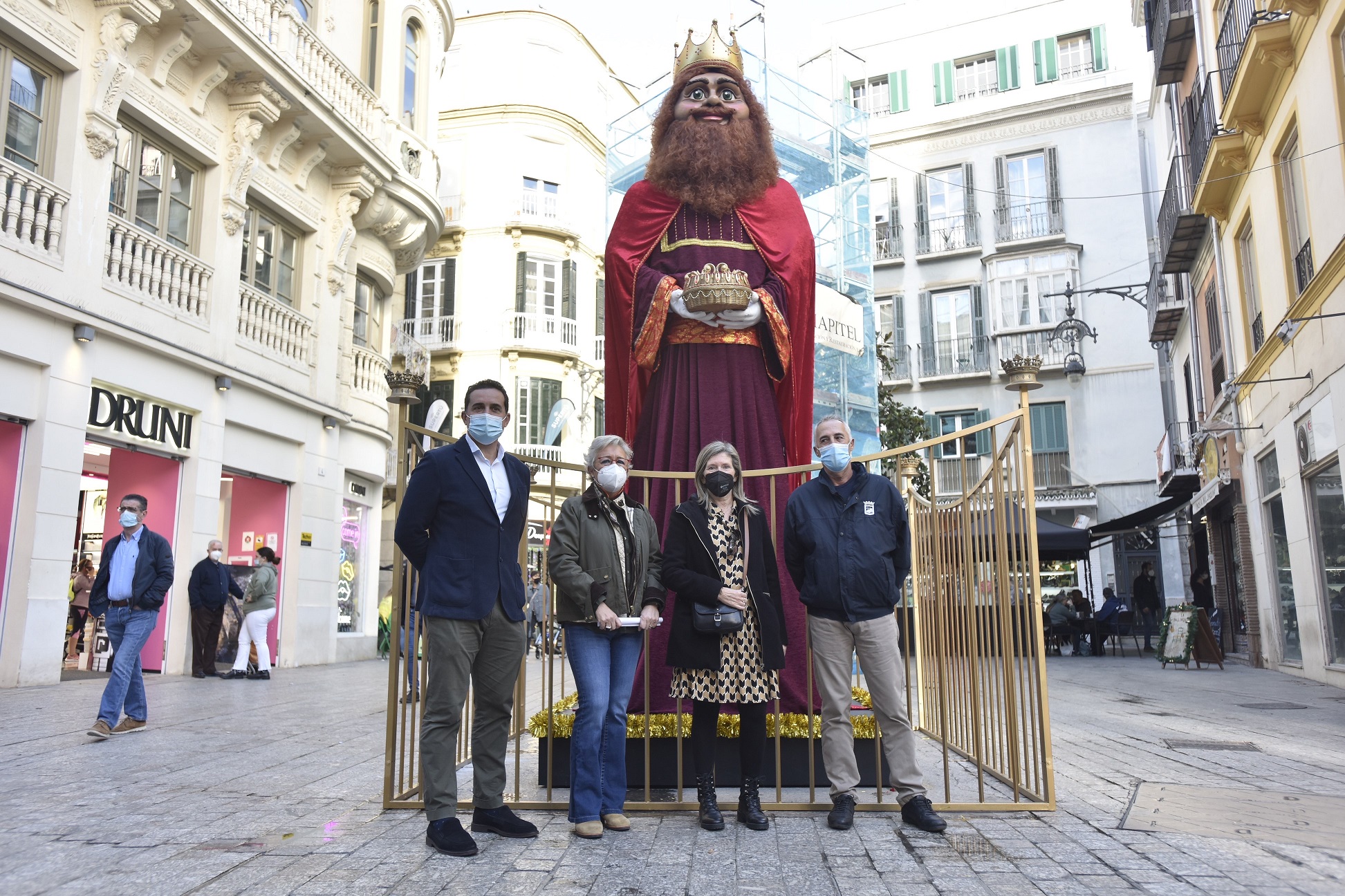 EL AYUNTAMIENTO INSTALA FIGURAS GIGANTES DE LOS REYES MAGOS EN EL CENTRO HISTÓRICO Y BUZONES ...