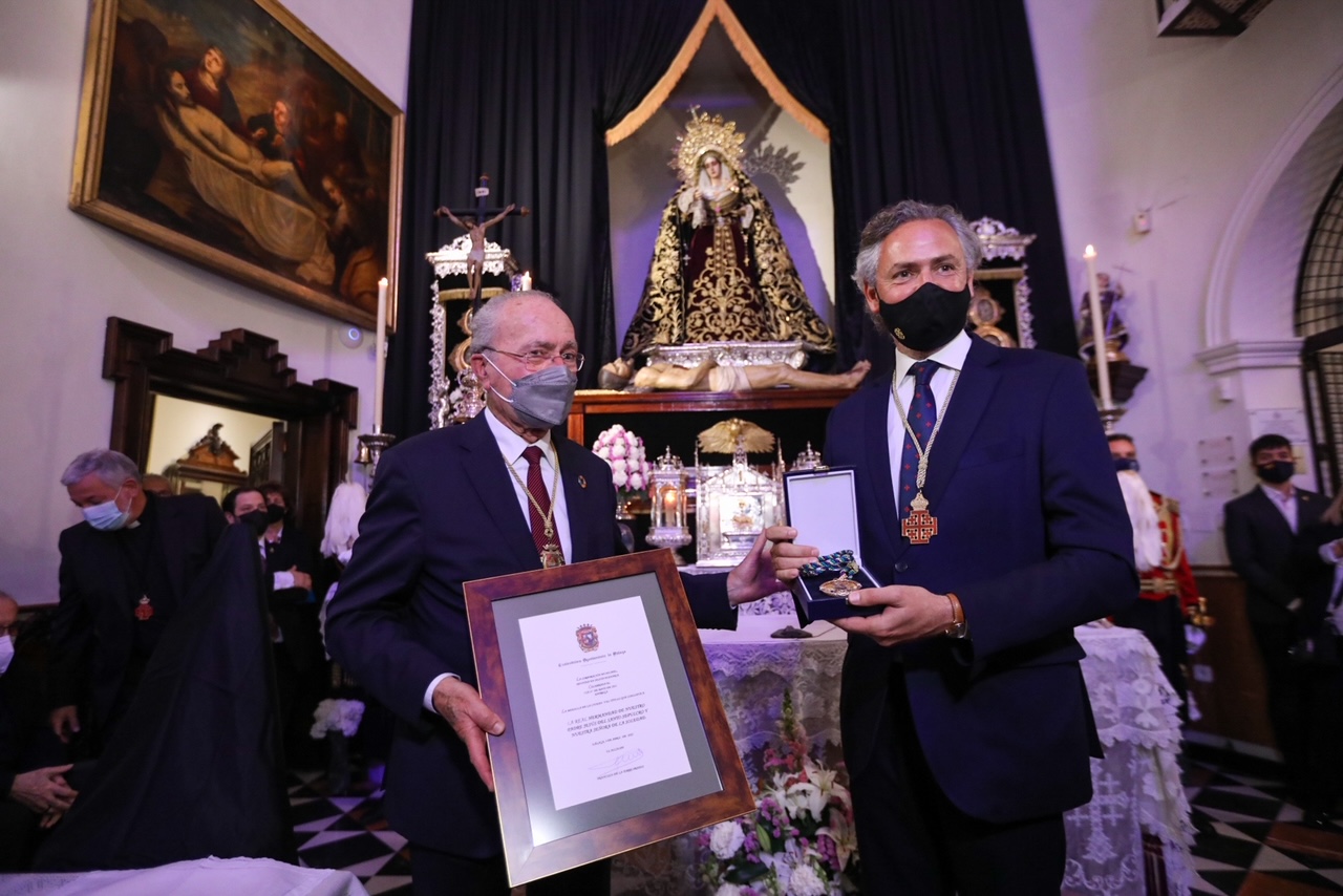 EL AYUNTAMIENTO ENTREGA LA MEDALLA DE LA CIUDAD AL SEPULCRO, LA COFRADÍA OFICIAL DE LA CIUDAD