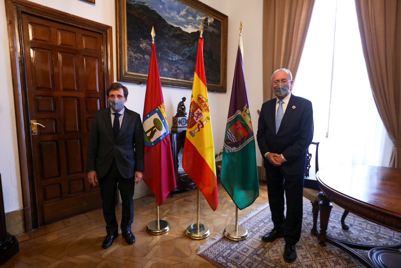 ALMEIDA VISITA EL AYUNTAMIENTO DE MÁLAGA CON MOTIVO DE SU PARTICIPACIÓN EN LA PROCESIÓN DE LA PALOMA