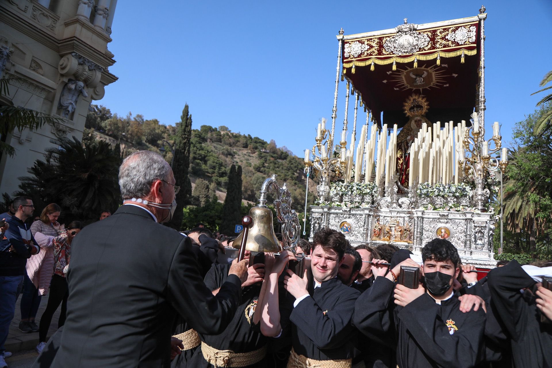 EL ALCALDE Y LA CORPORACIÓN SALUDAN A LA COFRADÍA DEL DESCENDIMIENTO A SU PASO POR EL AYUNTAMIENTO