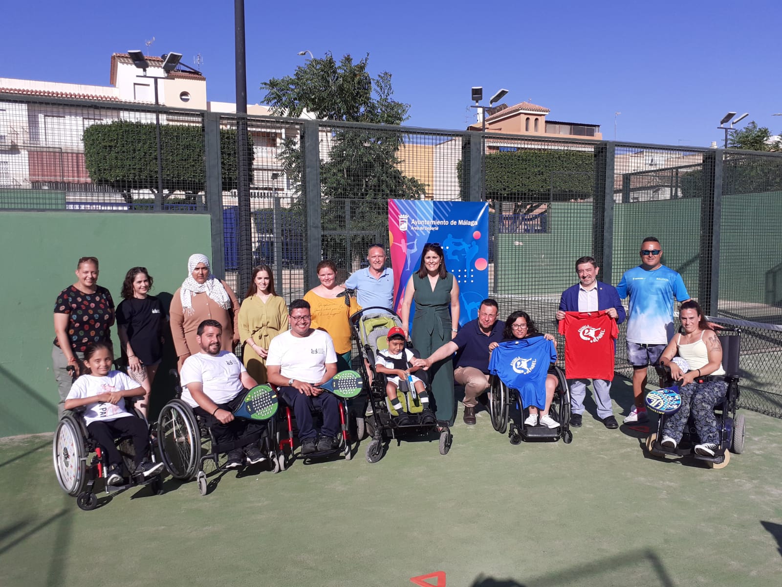 VISITA A LA ESCUELA DE PÁDEL EN SILLA DEL ÁREA DE DEPORTE