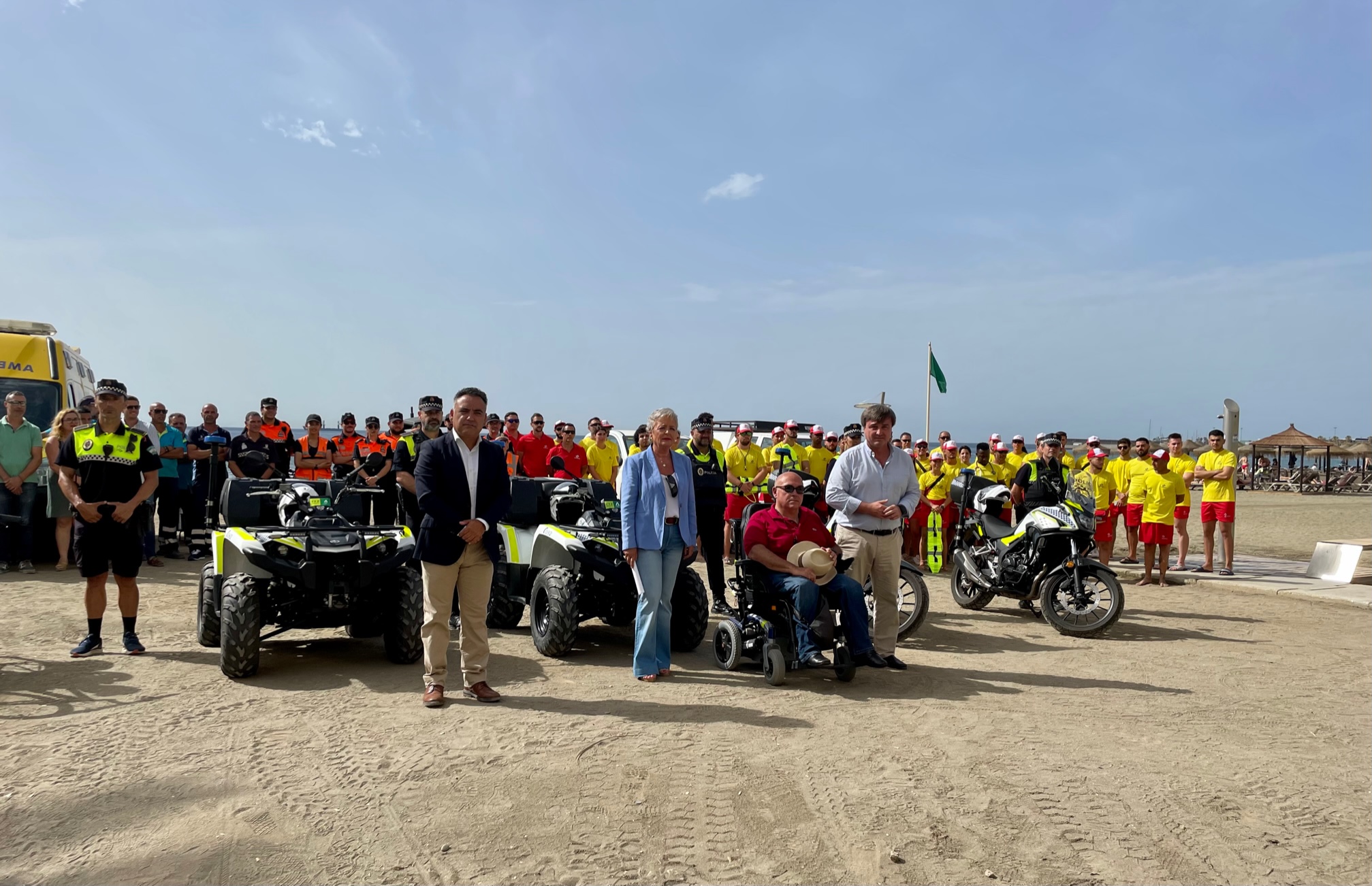 ARRANCA LA TEMPORADA DE PLAYAS CON UNA HORA MÁS DE SOCORRISMO, UN PUNTO ACCESIBLE ASISTIDO MÁS Y
REVALIDANDO LOS CERTIFICADOS DE CALIDAD