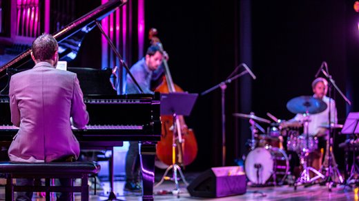 EL CICLO ‘NOCHES DE GIBRALFARO’ PRESENTA MAÑANA ‘BACH (RE) INVENTIONS’, BARROCO Y JAZZ DE LA MANO DE RAMÓN P. SÁNCHEZ TRÍO (Abre en ventana nueva)